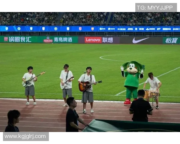 足球明星亲临看台与球迷互动热情打招呼引发全场欢呼声