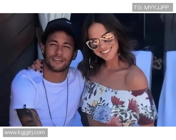 足球明星内马尔亲吻瞬间引发热议球迷纷纷点赞与祝福 足球明星内马尔亲吻瞬间引发热议球迷纷纷点赞与祝福