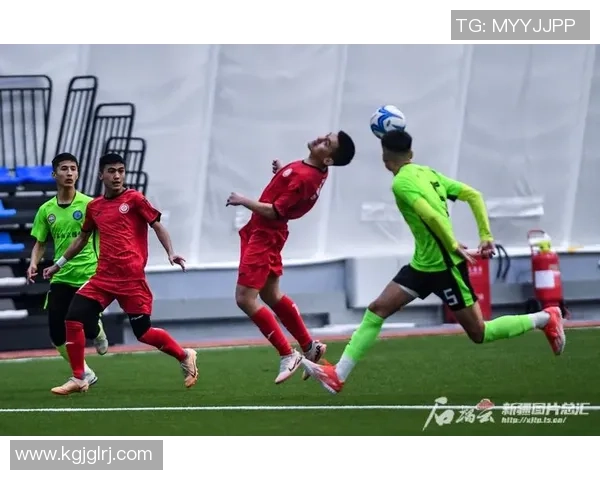 足球明星在绿茵场上展示踢飞盘的精彩瞬间与技巧魅力